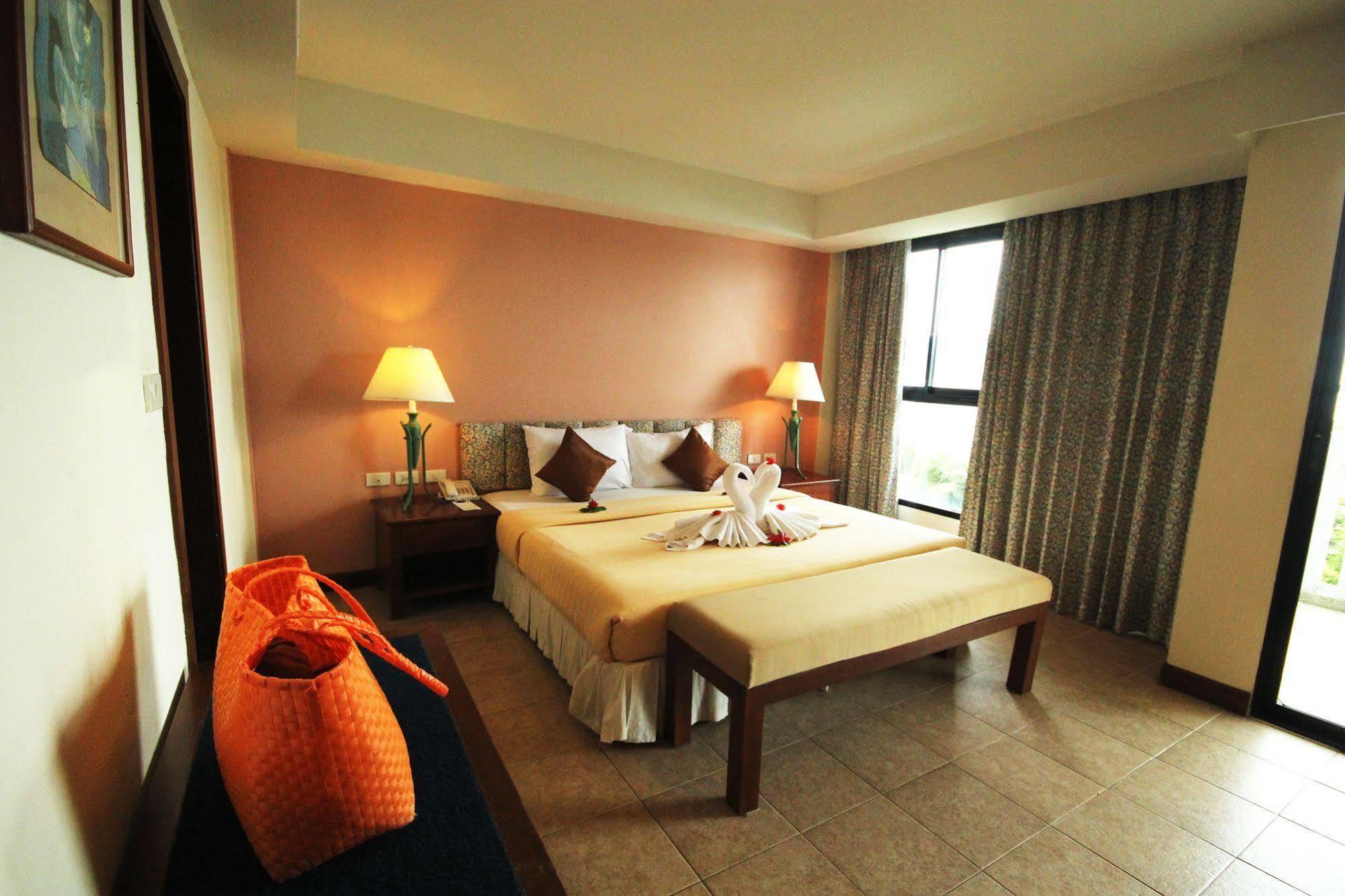 โรงแรม บายเดอะซี Cape Panwa